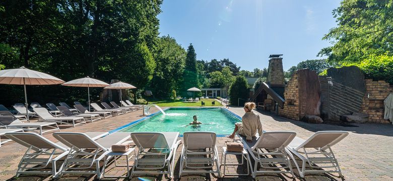 Waldhotel Tannenhäuschen: 4=3: Summer, Sun, a Short Getaway at the Little Pine Cottage