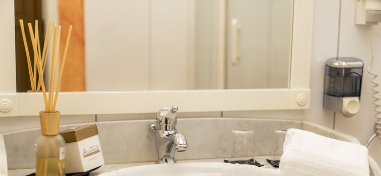 Sport- und Wellnesshotel Angerhof ****S: Doppelzimmer Landhaus Hangseite image #4