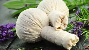 Kräuterstempelmassage