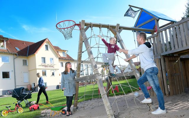 familienhotel-rhoen-feeling-spielplatz-draussen.jpg