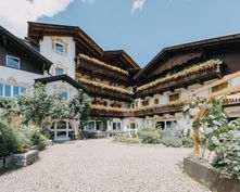 Biohotel Steineggerhof: Außenansicht mit Garten - Bio- und Bikehotel Steineggerhof, Steinegg, Dolomiten, Trentino-Südtirol, Italien