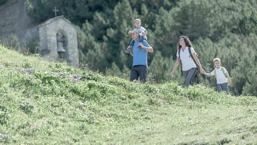 Der WalserSagenWeg erzählt von den Sagen und Legenden und beginnt beim Walsermuseum in Triesenberg.