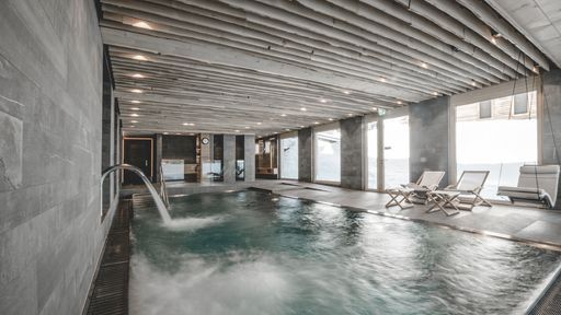 Mit aussergewöhnlicher und moderner Deckenarchitektur aus rohbelassenem Holz.