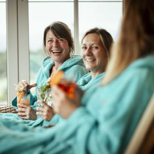 Freundinnen beim Wellnessurlaub