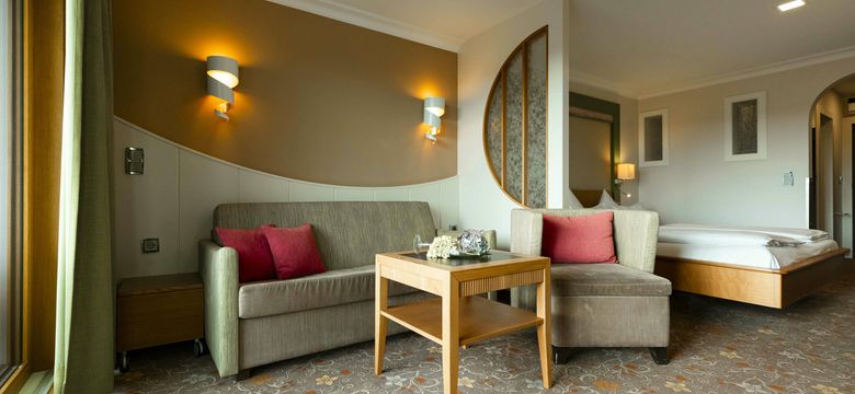 Wohn- und Schlafbereich im Doppelzimmer Rosenquarz im ElfenReich