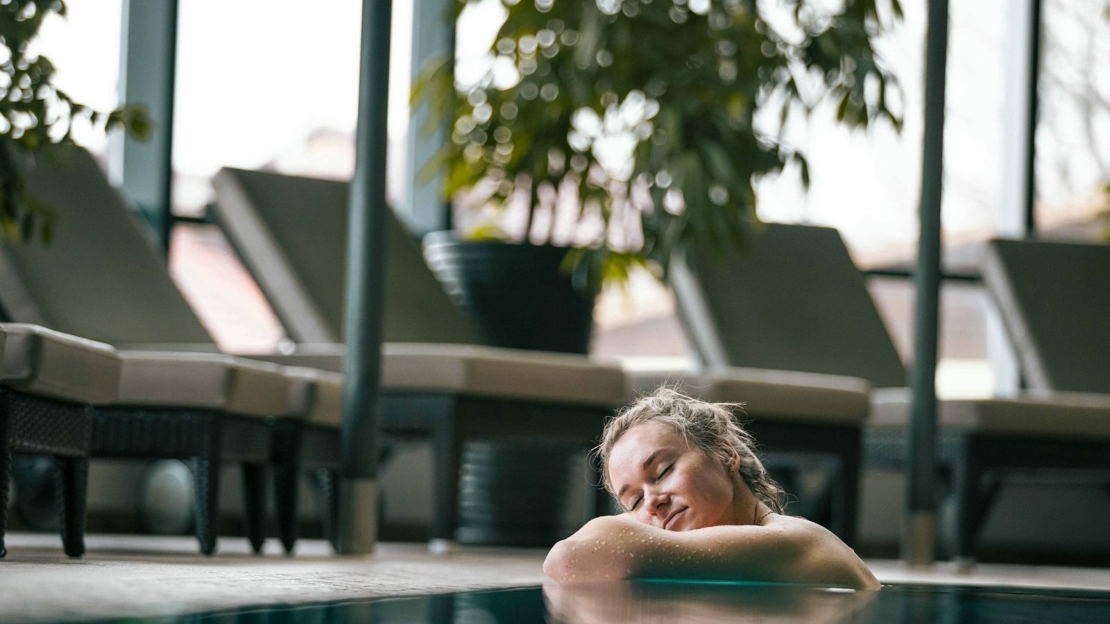 Indoorpool mit einer entspannten Frau