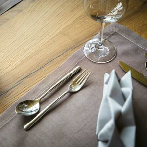 Mittelgabel und Mittellöffel über dem Tischgedeck