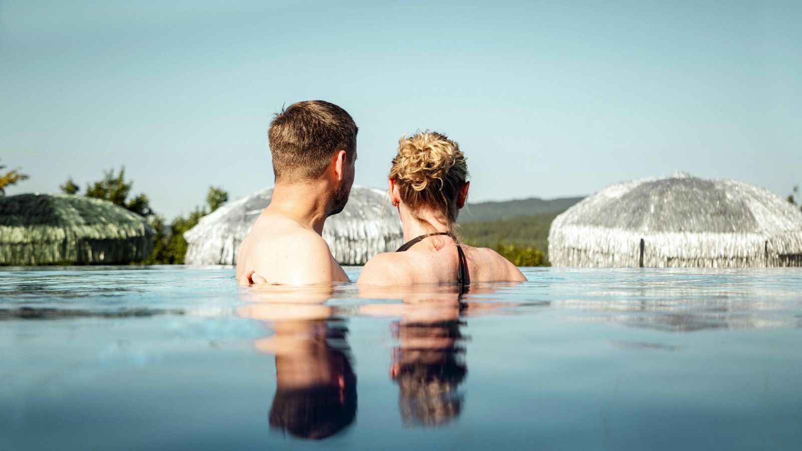 Paar im Dachpool