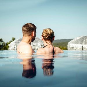 Paar im Dachpool
