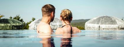 Paar im Dachpool