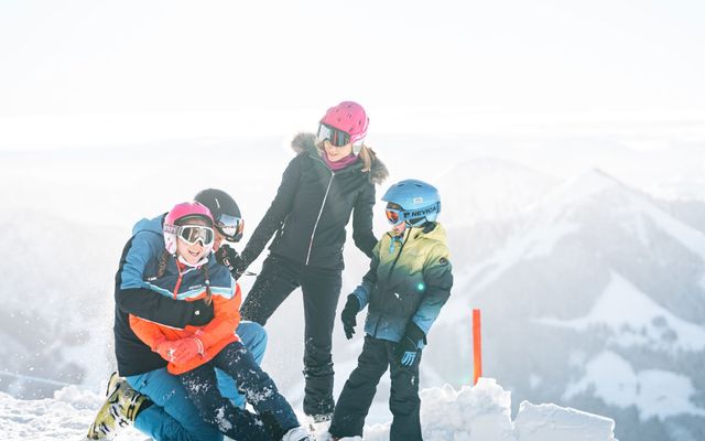 Familie-beim-Skifahren_(c)_Ringler_5.jpg
