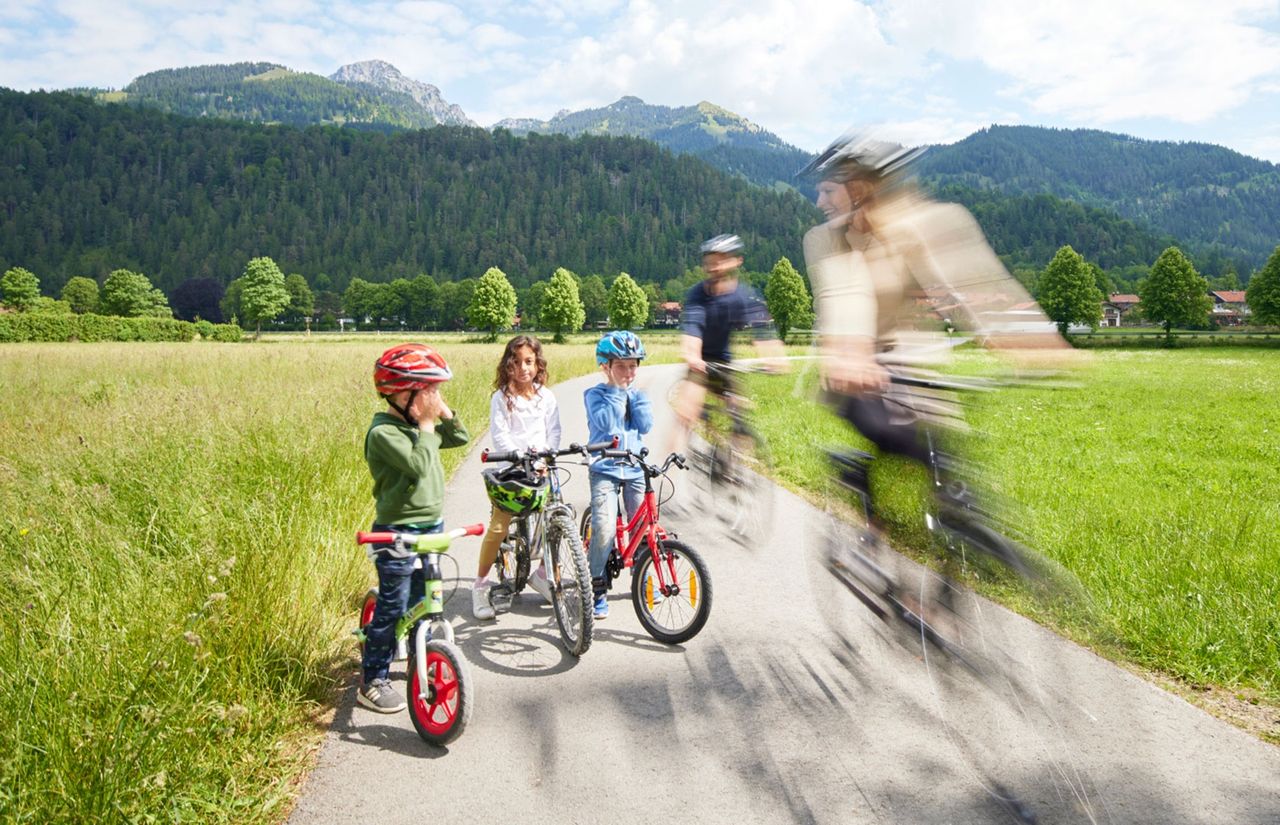 Familie-beim-Biken_©Simon-Hausberger.jpg