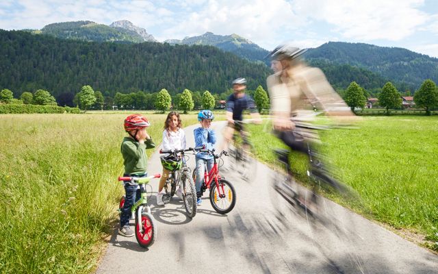 Familie-beim-Biken_©Simon-Hausberger.jpg