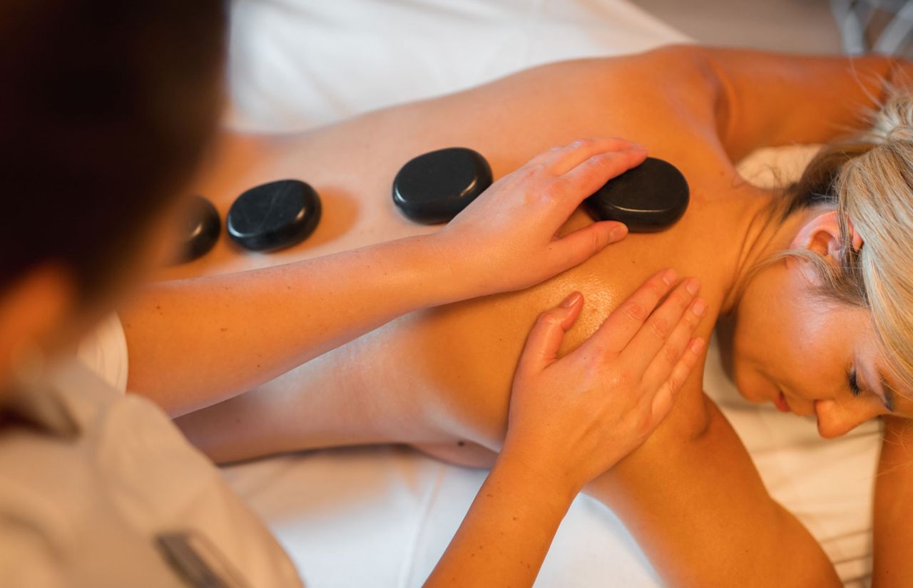 Stone-Massage-im-Relax-Bereich_(c)-Ringler.jpg