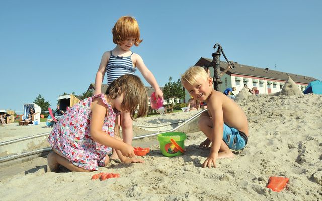 Freizeit, Kinder spielen am Nordsee-Strand
