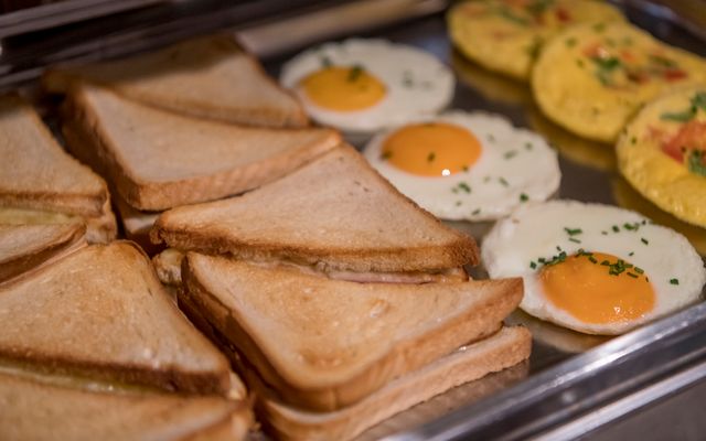 Früstücksbüffet-mit-Joghurt-Aufstrich-Cerealien (Groß).jpg