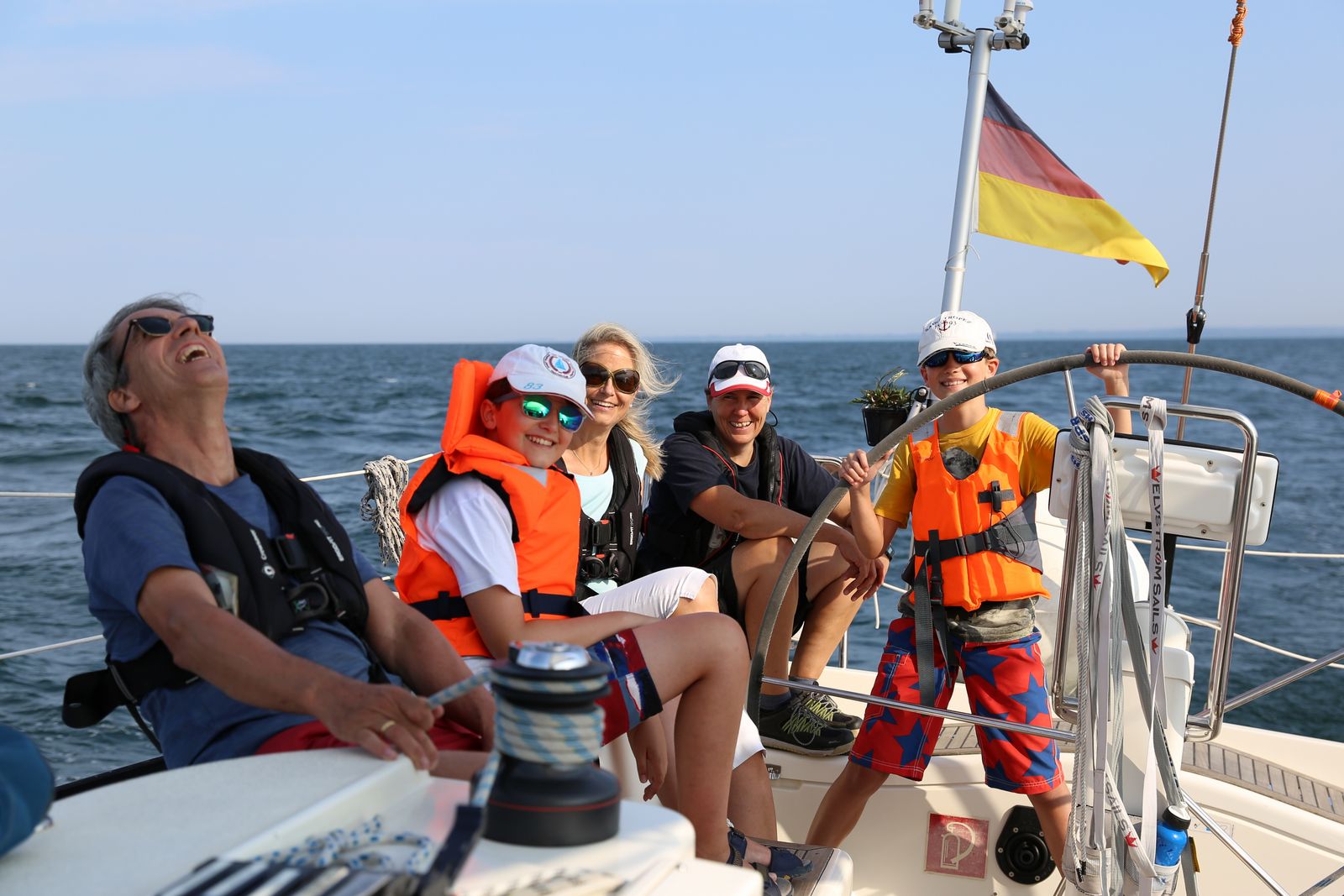 Familiencrew auf dem Boot