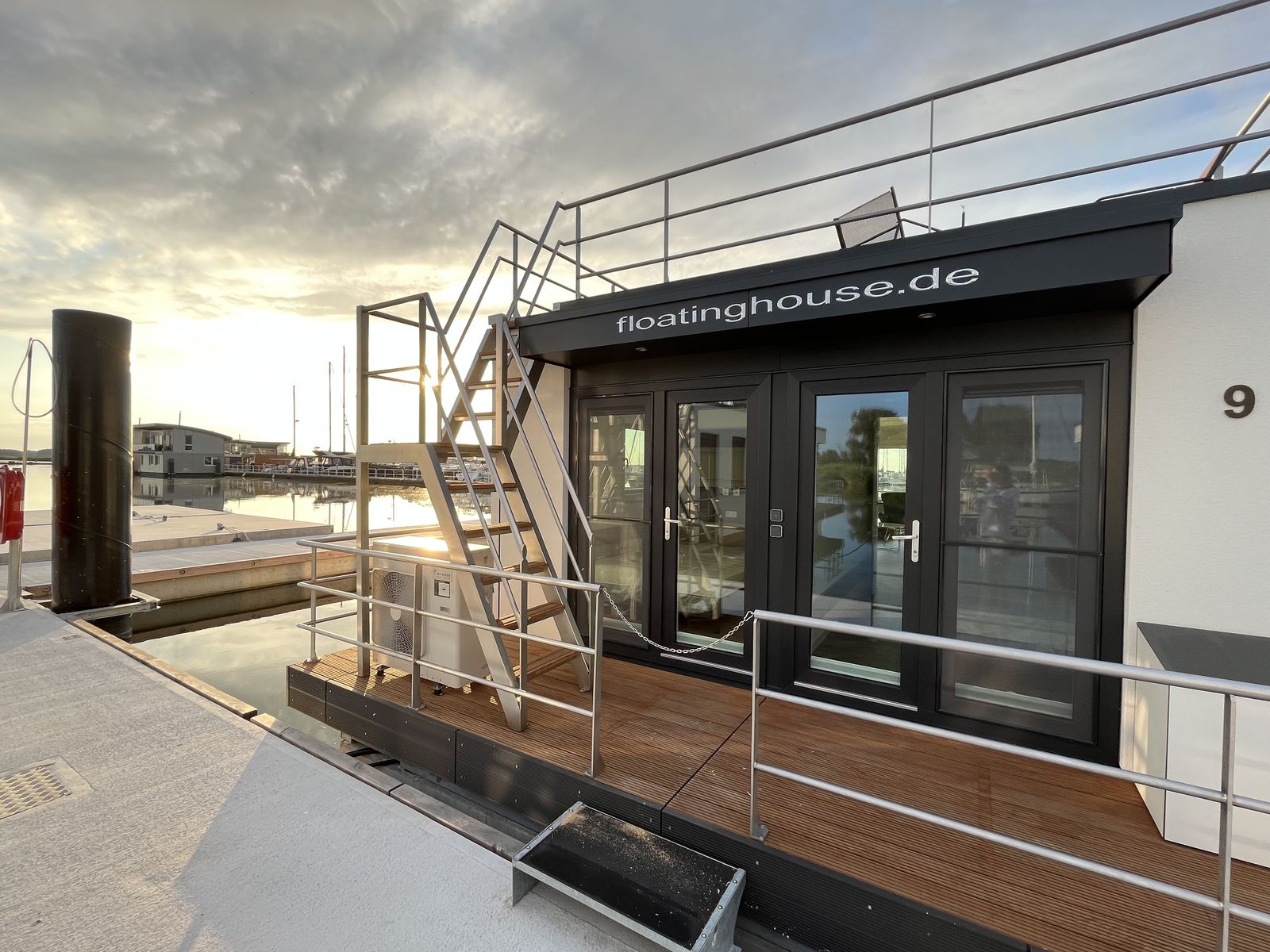 Hausboot SAND mit Hafenblick