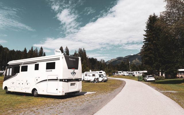 Unterkunft Zimmer/Appartement/Chalet: Stellplatz – Inkl. Auto mit Wohnwagen/Mobil <7,5Meter /Zelt