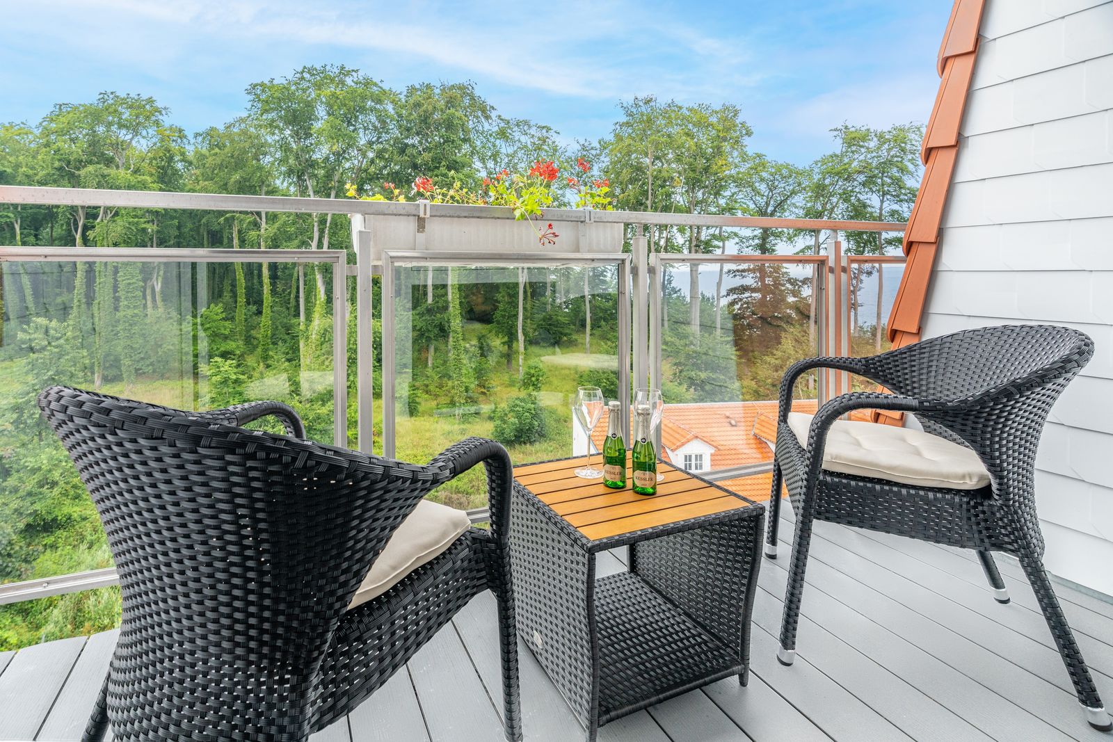 Komfort-Doppelzimmer Deluxe Balkon mit Meerblick  zur Waldseite image 2 - Strandhotel Seerose