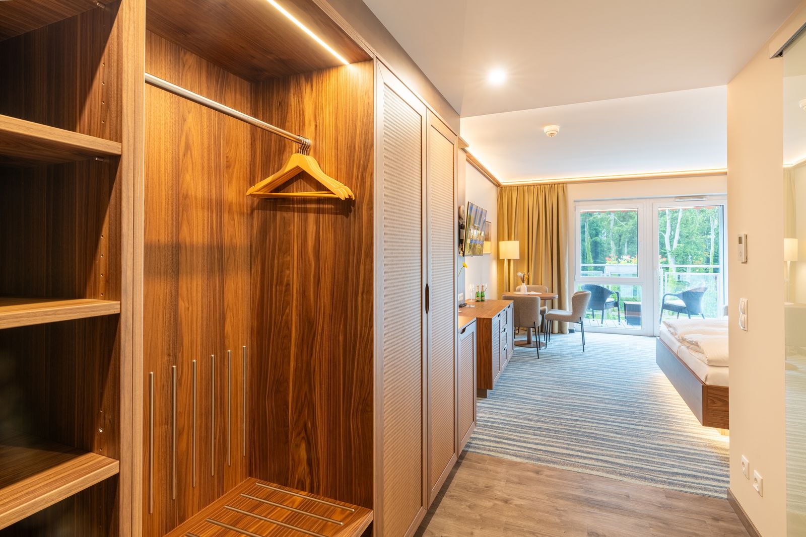 Komfort-Doppelzimmer Deluxe Balkon mit Meerblick  zur Waldseite image 3 - Strandhotel Seerose