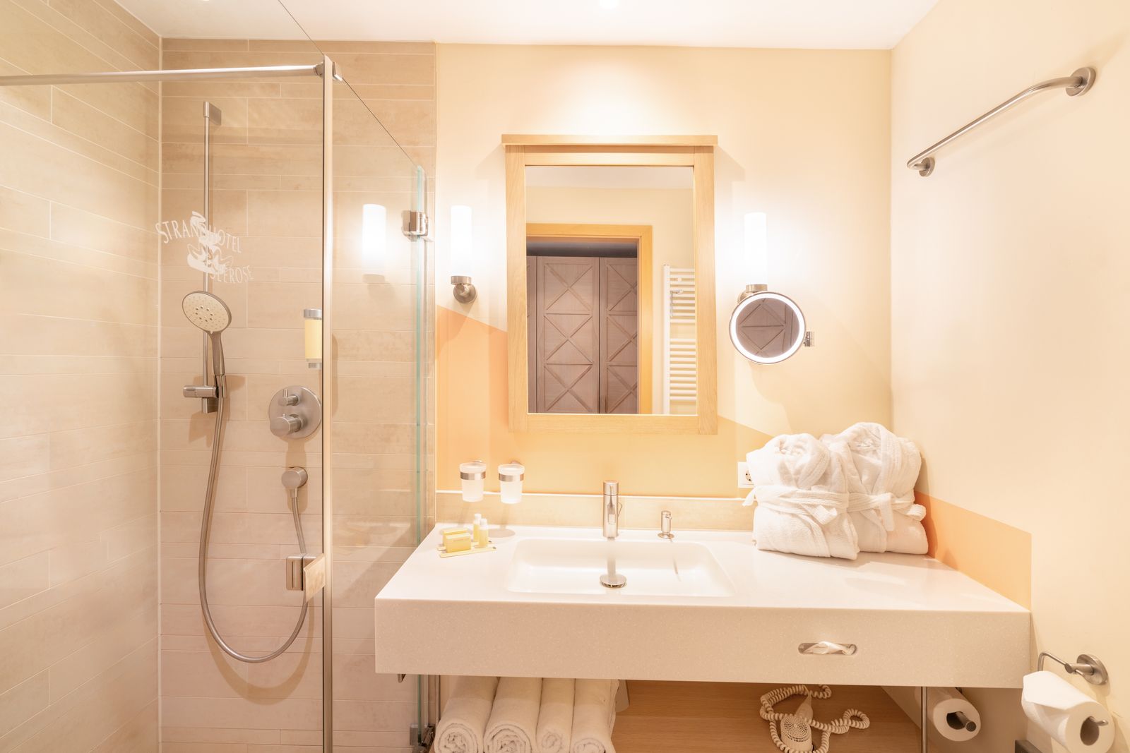 Doppelzimmer mit Kölpinseeblick image 3 - Strandhotel Seerose