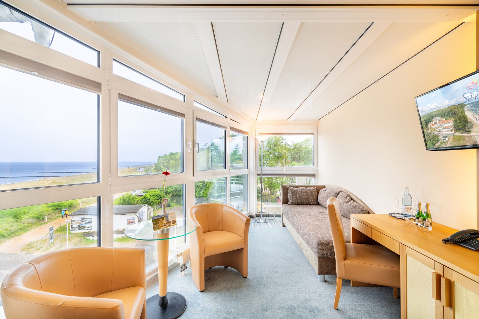 Doppelzimmer mit Wintergarten als Wohnraum image 2 - Strandhotel Seerose