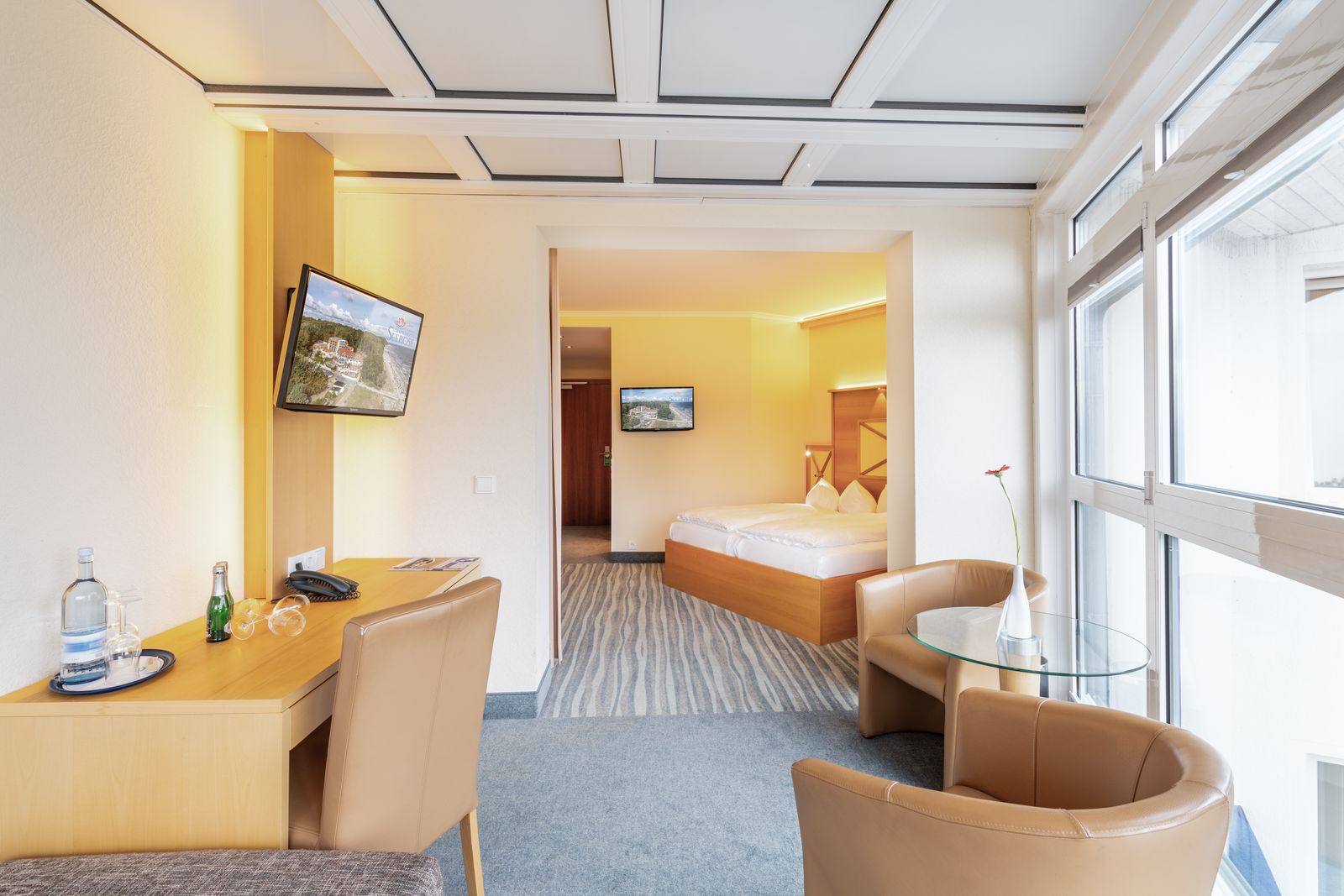 Doppelzimmer mit Wintergarten als Wohnraum image 3 - Strandhotel Seerose