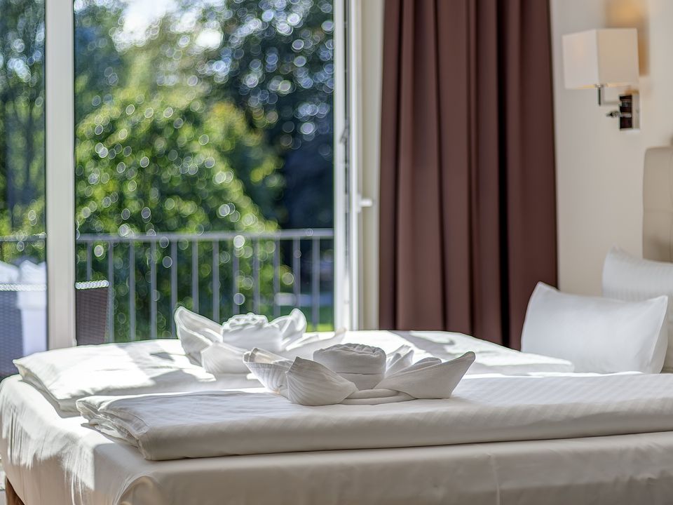 Deluxe Doppelzimmer mit Balkon und Blick ins Grüne