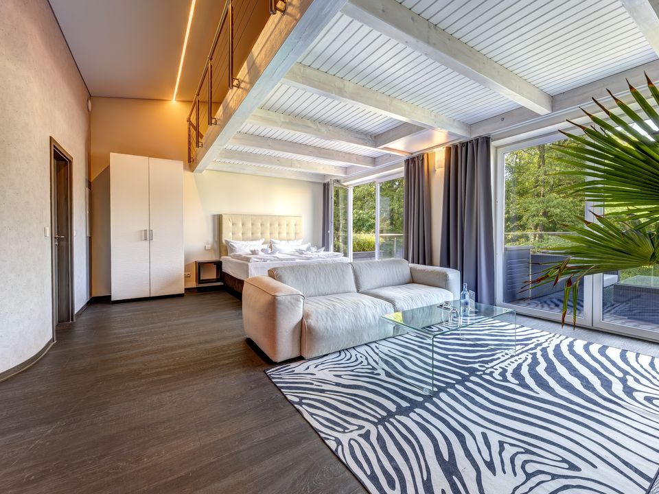 Deluxe Apartment mit Wohnbereich und großen Fenstern