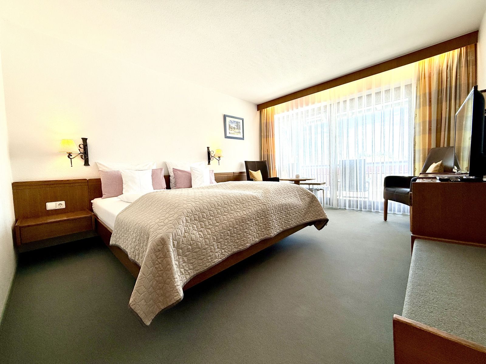 Doppelzimmer  mit Balkon noch nicht renoviert und im Charm der 80-iger image 1 - Landhaus Hotel Sommerau GmbH