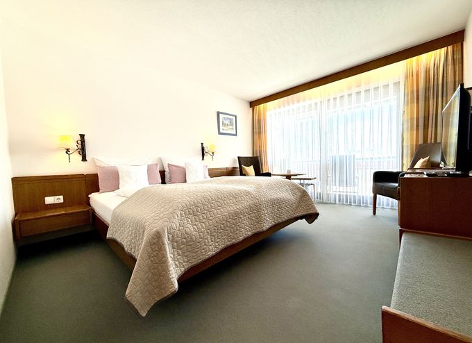 Hotel Zimmer: Doppelzimmer "Bergwiesen" mit Balkon und Weiherblick - Landhaus Hotel Sommerau GmbH