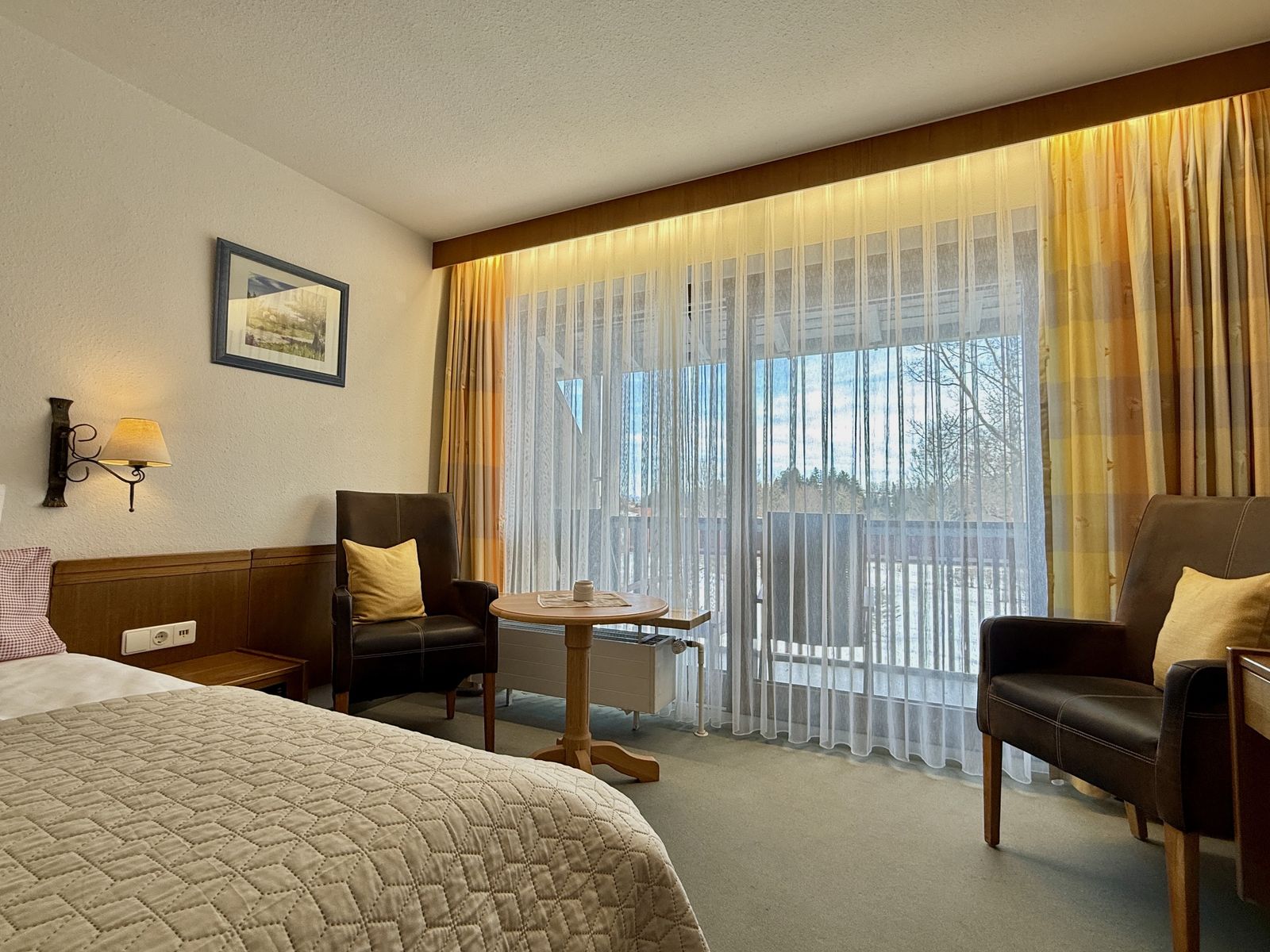 Doppelzimmer  mit Balkon noch nicht renoviert und im Charm der 80-iger image 6 - Landhaus Hotel Sommerau GmbH