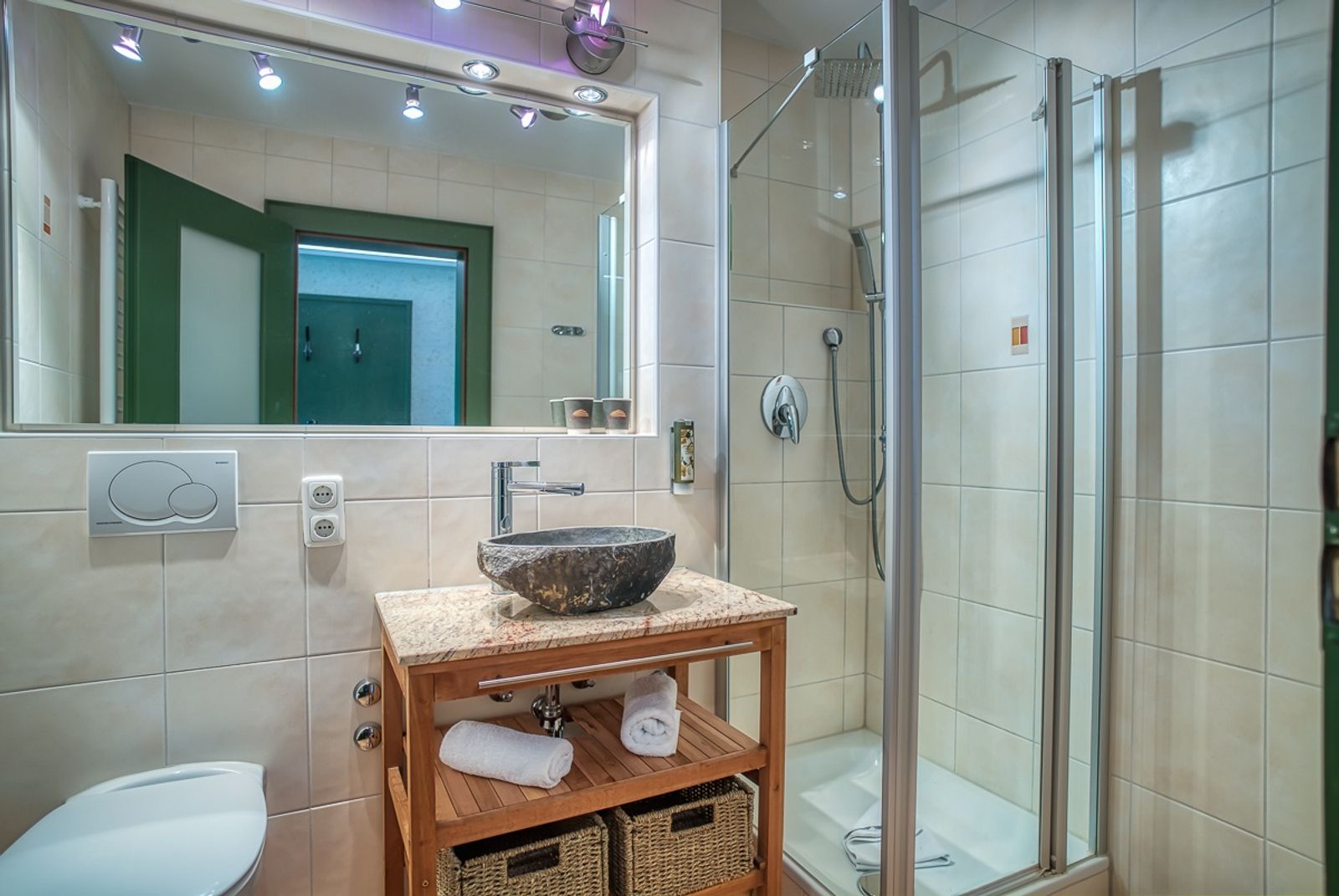 Doppelzimmer mit Balkon noch nicht renoviert und im Charm der 80-iger image 2 - Landhaus Hotel Sommerau GmbH