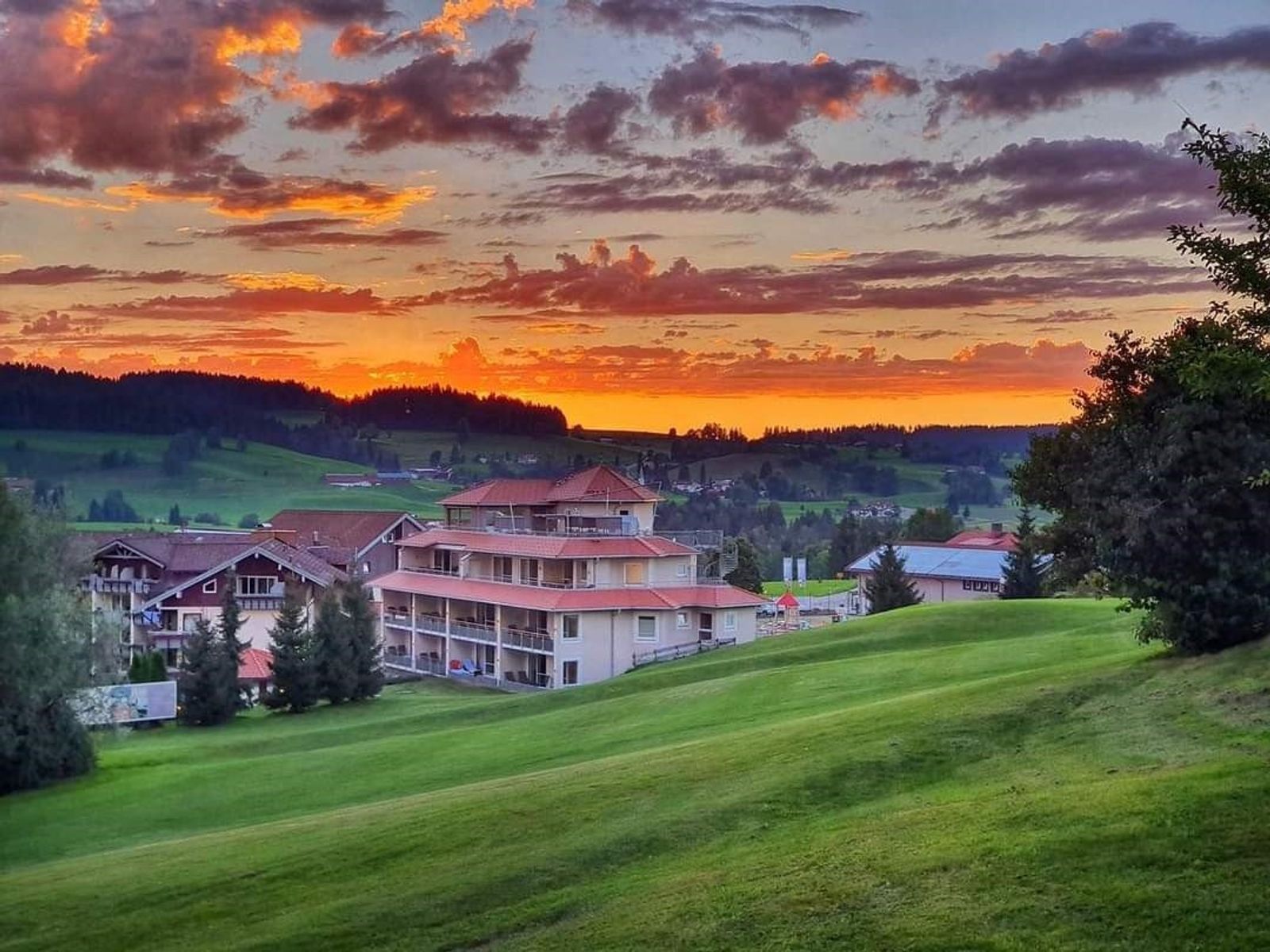 Außenaufnahme Hotel Dein Engel Oberstaufen bei Sonnenuntergang