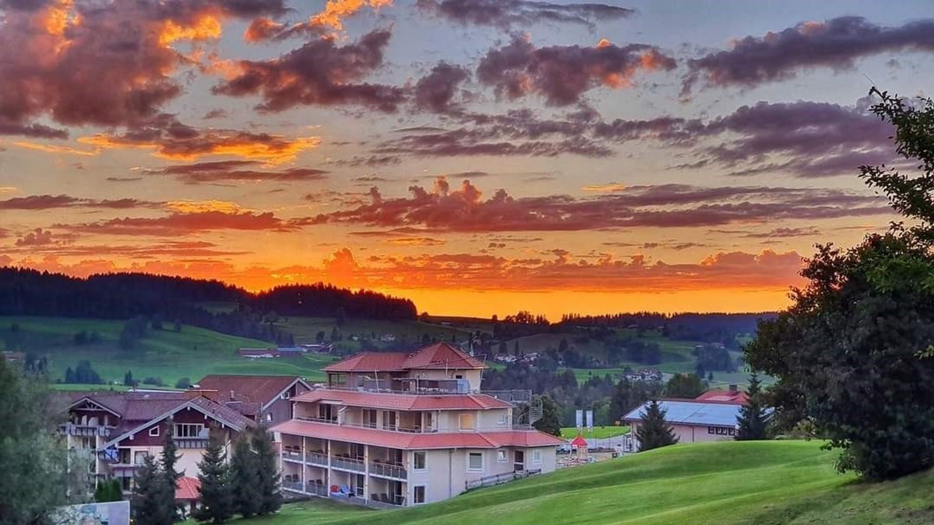 Außenaufnahme Hotel Dein Engel Oberstaufen bei Sonnenuntergang