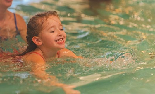 Mit Spiel & Spaß im Urlaub schwimmen lernen