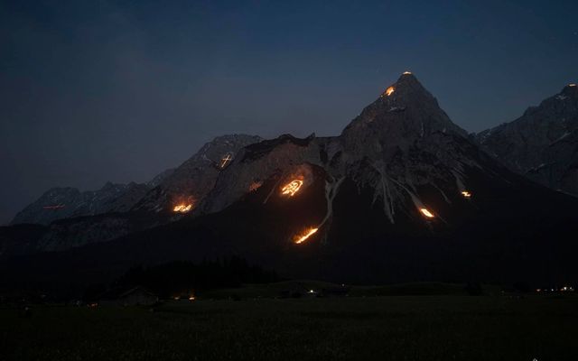 BERGE in FLAMMEN - Bergfeuer zur Sommersonnwende image 3 - Familotel Zugspitze Hotel Tirolerhof