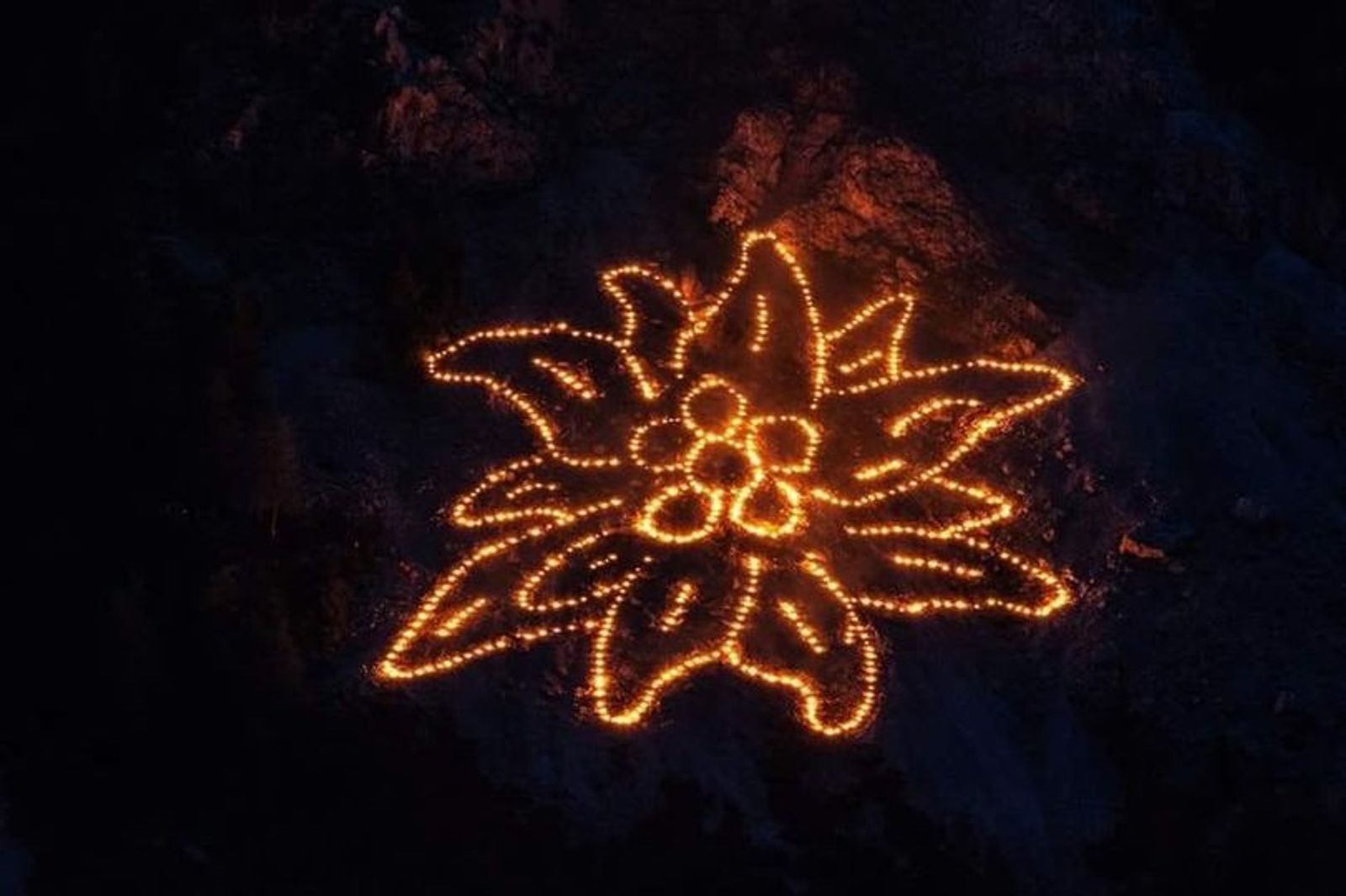 BERGE in FLAMMEN - Bergfeuer zur Sommersonnwende image 1 - Familotel Zugspitze Hotel Tirolerhof