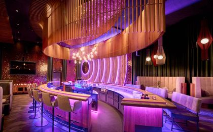 Hotel Riedlberg Bar " i Dipferl" Heute mit pinker Beleuchtung.