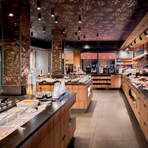 Daily breakfast buffet, with various juices, fruit, vegetables and cheeses as well as muesli corner sausage and cheese in the wellness hotel Riedlberg Bavarian Forest