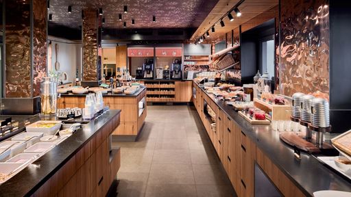 Daily breakfast buffet, with various juices, fruit, vegetables and cheeses as well as muesli corner sausage and cheese in the wellness hotel Riedlberg Bavarian Forest