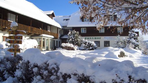 Blick auf das Familotel im Winter.