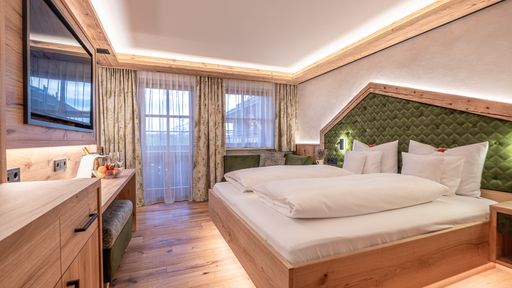 Wellnesshotel Brunner Hof im Bayerischen Wald naturZimmer Löwenzahn mit Balkon, Holzboden und Klimaanlage