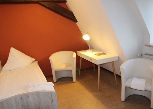 Double / multi-bed room with shared bathroom (1/2) - Biohotel Schloss Kirchberg