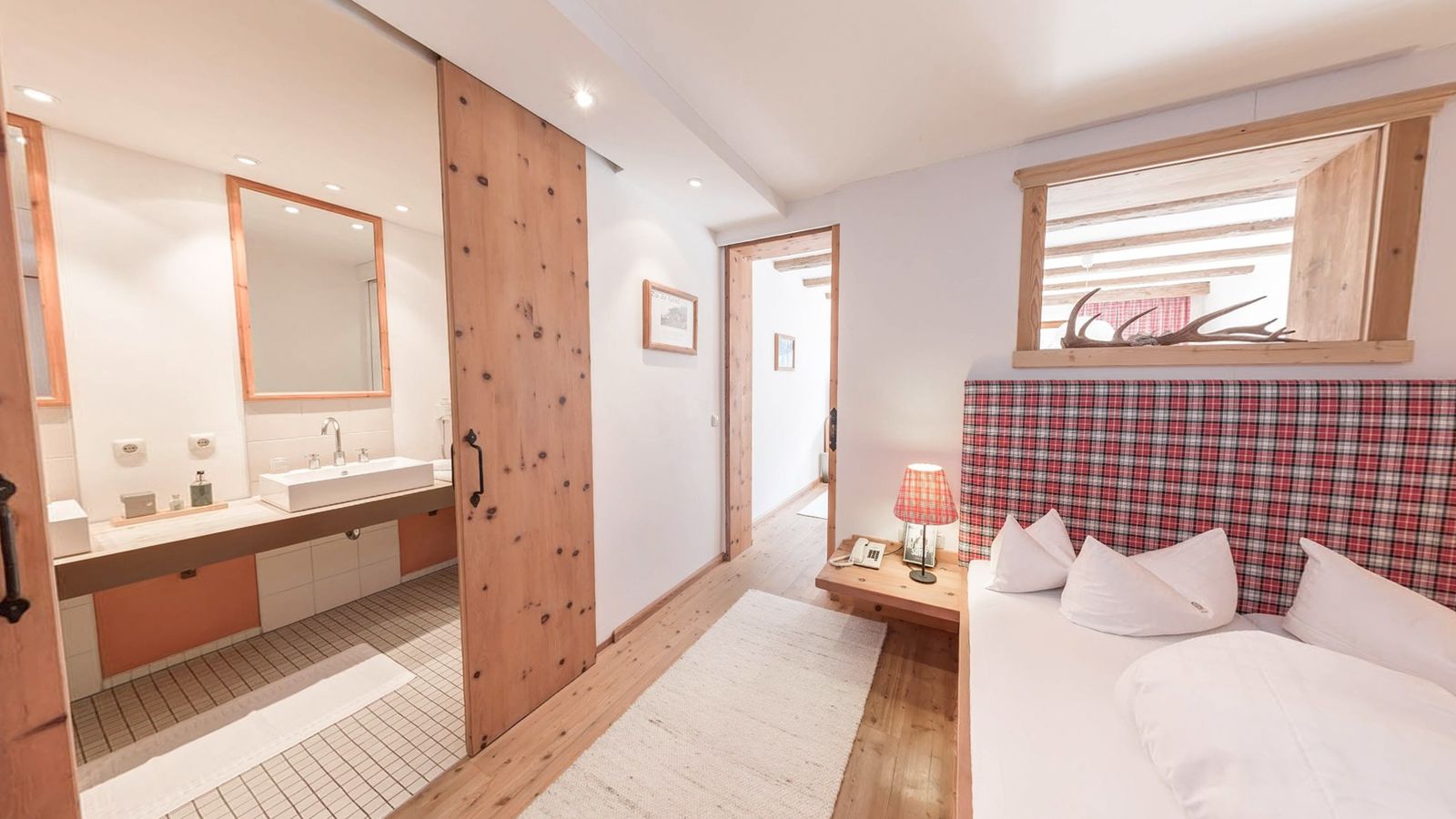 Suite Zwitserse grenen image 1 - Lechquell Hotel Post