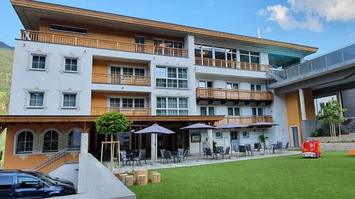 Außenansicht Kinderhotel Stefan mit Gartenanlage