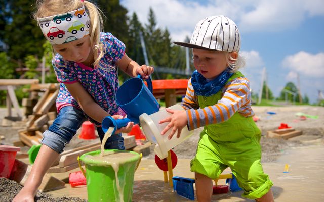 ©: Fotograf - Tobias Heimplätzer | Kinder spielen im Sandkasten im Naturerlebnispark skywalk allgäu in Scheidegg