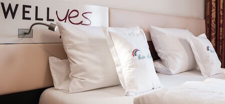 Hotel MY Kramerwirt: Typ 6 - Wellneszimmer Dreibett mit Eckbank image #4