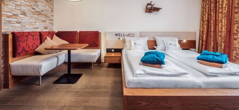 Hotel MY Kramerwirt: Typ 6 - Wellneszimmer Dreibett mit Eckbank image #1